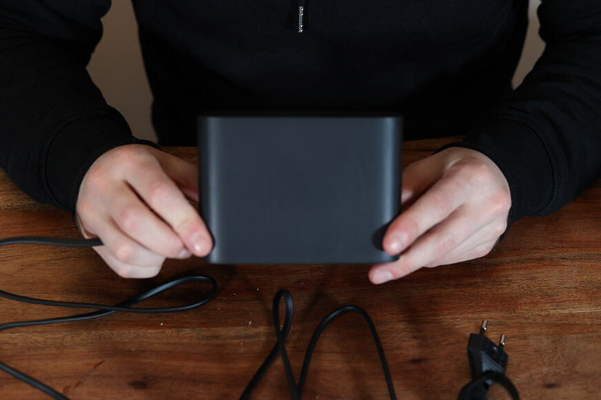 Die Ladestation des Dreame L10s Pro ist von hinten zu sehen.